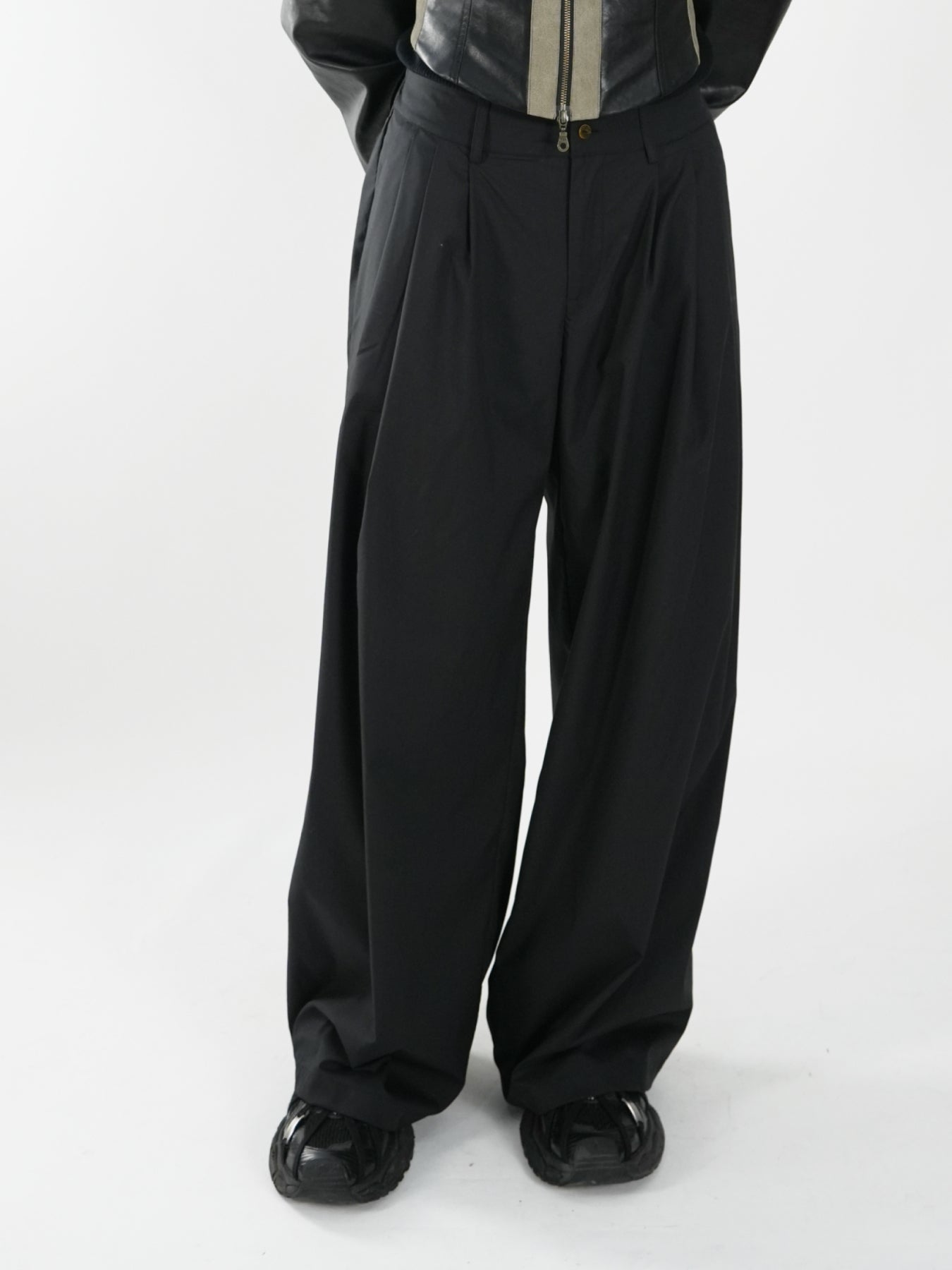 High-waisted dragging